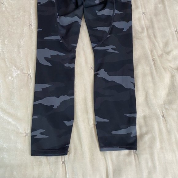 Athleta Contender 7/8 Tight in black and gray camo print with zip side pockets S - Picture 7 of 16